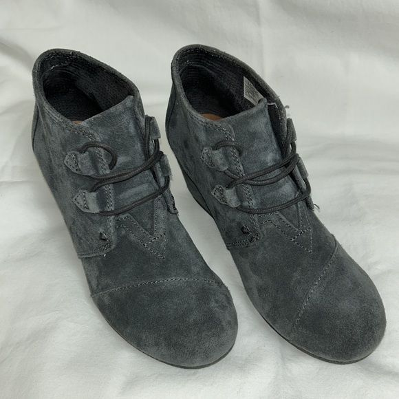 TOMS Womens Lace Up Desert Wedge Bootie Heels Gray Suede Leather Sz 7.5 - Picture 2 of 9